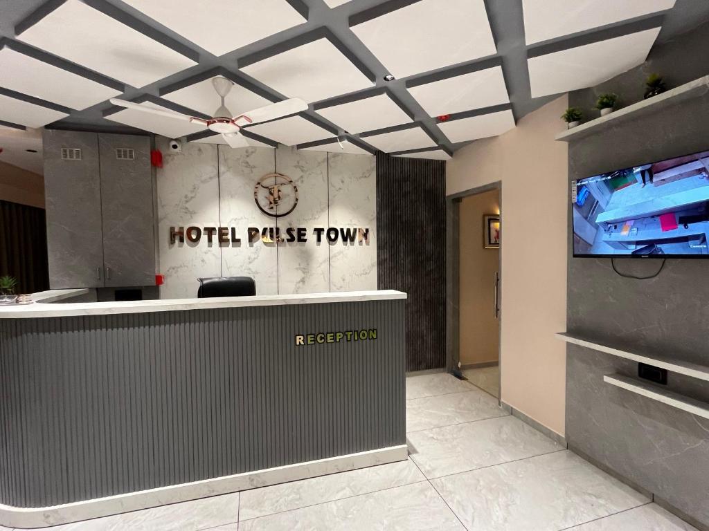 TV a/nebo společenská místnost v ubytování Hotel Pulse Town