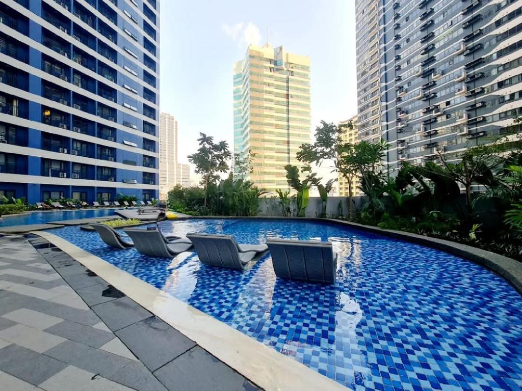 La alberca dentro o cerca de Condo in Makati Staycation