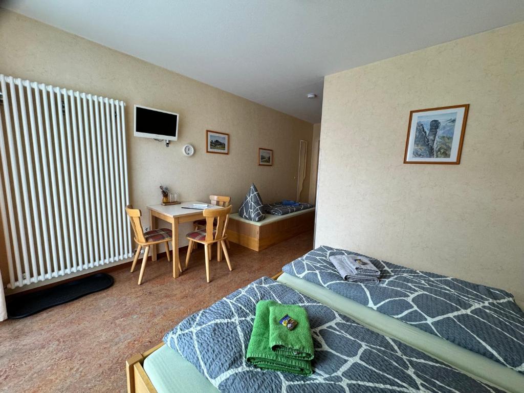 Pension Hönel-Hof Bad Schandau - Habitación Triple Con Terraza