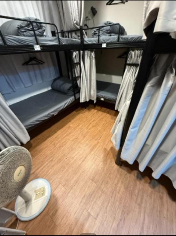 Postel nebo postele na pokoji v ubytování 阿霞袂睏MAMAzzzzHostel