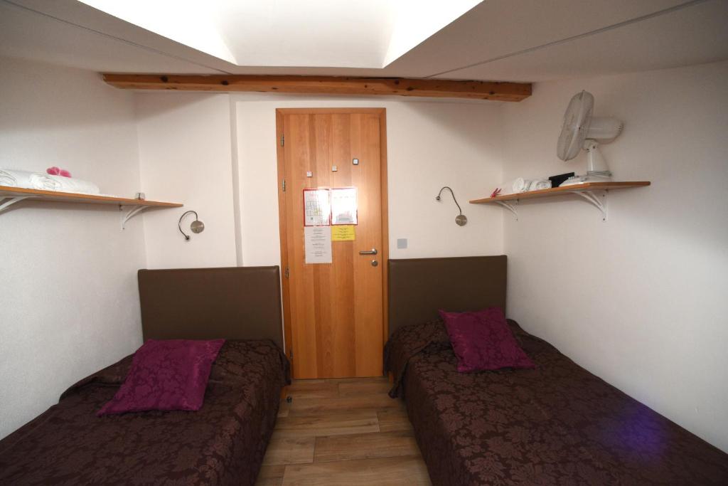 Postel nebo postele na pokoji v ubytování Fedrig Hostel rooms