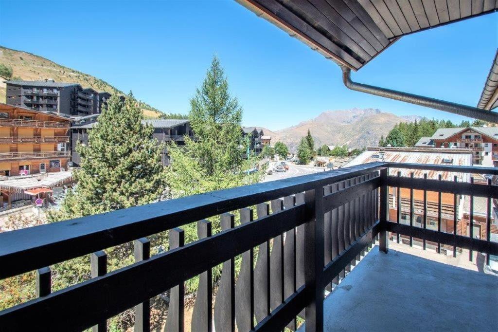 un balcon avec vue sur une ville dans l'établissement Appartement à la montagne, à Les Deux Alpes