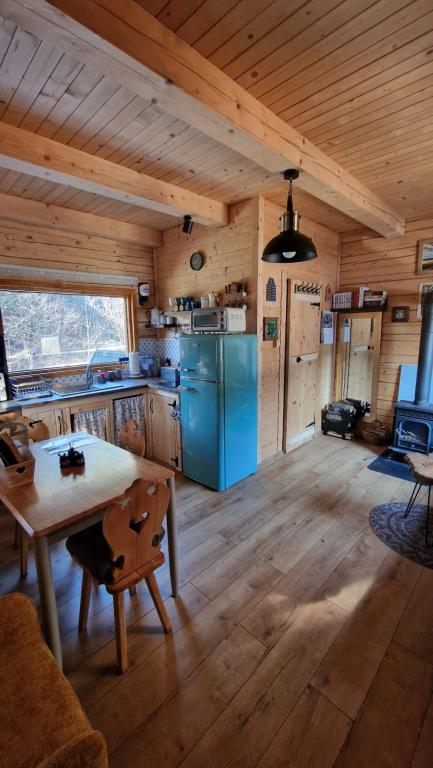 Kuchyňa alebo kuchynka v ubytovaní Smerekowiec domek w lesie z jacuzzi- Beskid Niski