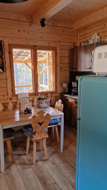 Kuchyňa alebo kuchynka v ubytovaní Smerekowiec domek w lesie z jacuzzi- Beskid Niski