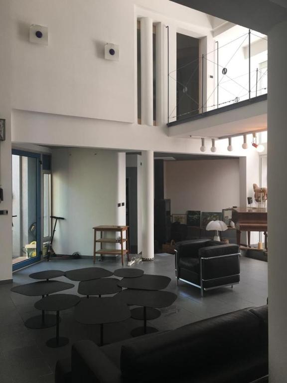 - un salon avec des canapés, des tables et un piano dans l'établissement Maison aix en Provence piscine, à Aix-en-Provence