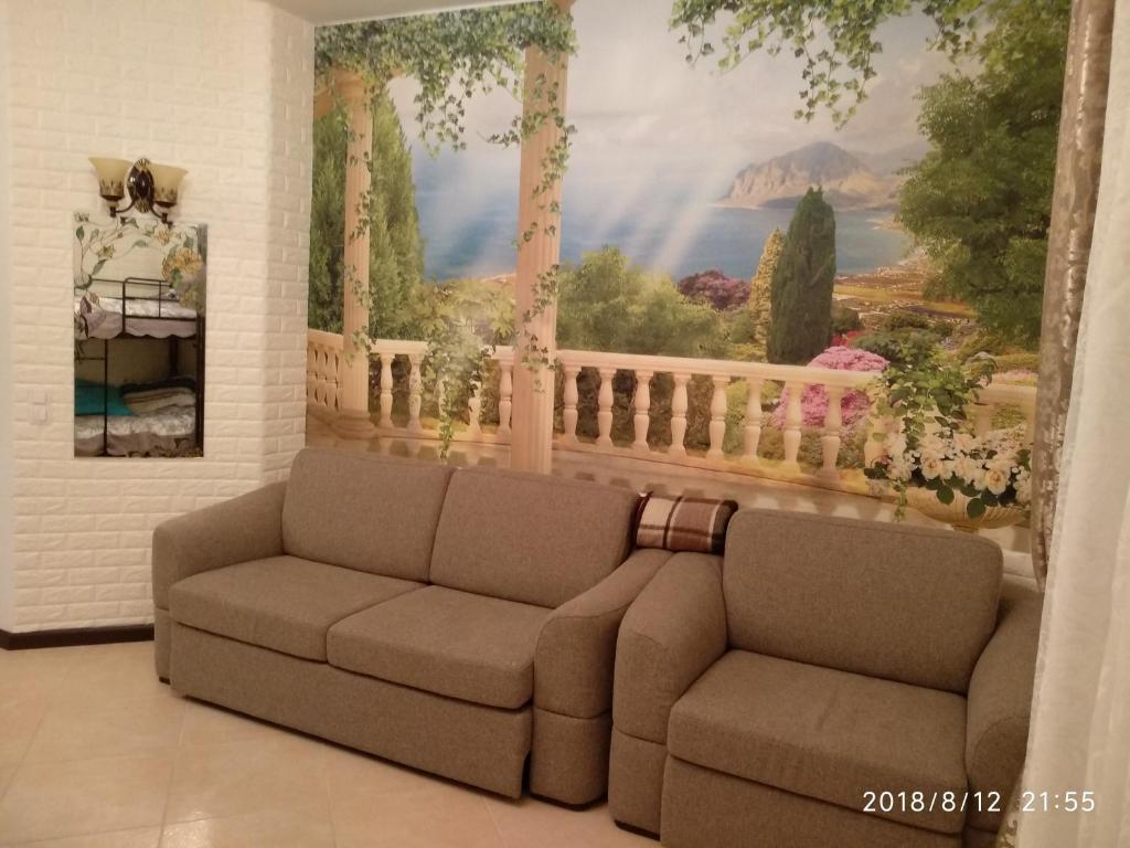 een woonkamer met een bank en een schilderij bij Oasis Resort & Spa 2, Lozenets in Lozenets