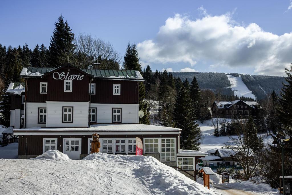 Nespecifikovaný výhled na hory nebo výhled na hory při pohledu z hotelu