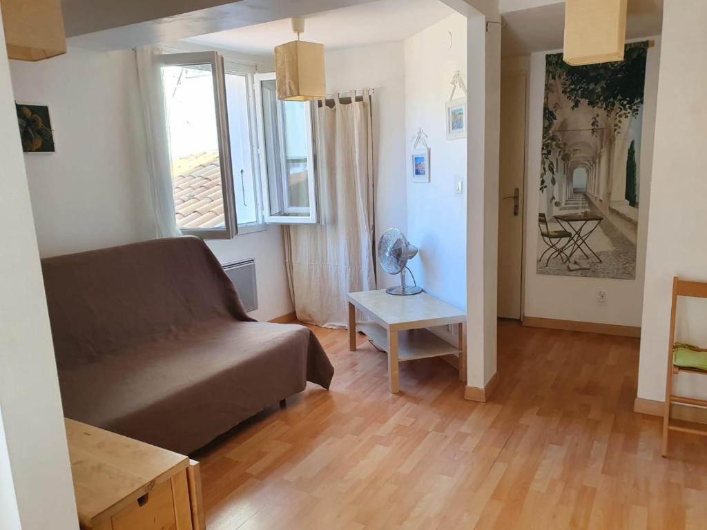 un salon avec un canapé et une table dans l'établissement En plein coeur du Vieux Nice, à Nice