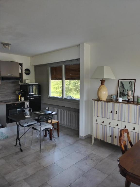 un salon avec une table et une salle à manger dans l'établissement Les Charmettes, à Chambéry