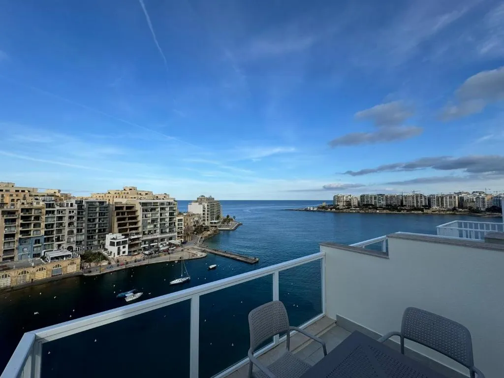 Giuliani Seafront Penthouse 16