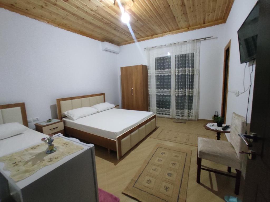 Postel nebo postele na pokoji v ubytování Dino Guest House