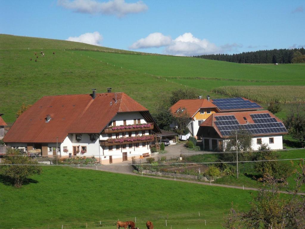uma vista aérea de uma casa com painéis solares em Stockerhof em Elzach