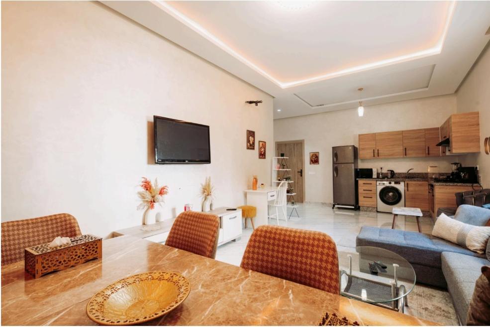 カサブランカにあるPremium Romantic 1 Bedroom & Living Room with Swimming pool & Garden viewのテーブルとソファのあるリビングルーム