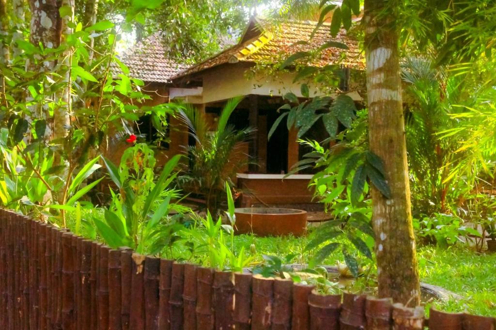 Κήπος έξω από το Mannarasala Bilva homestay Allappey