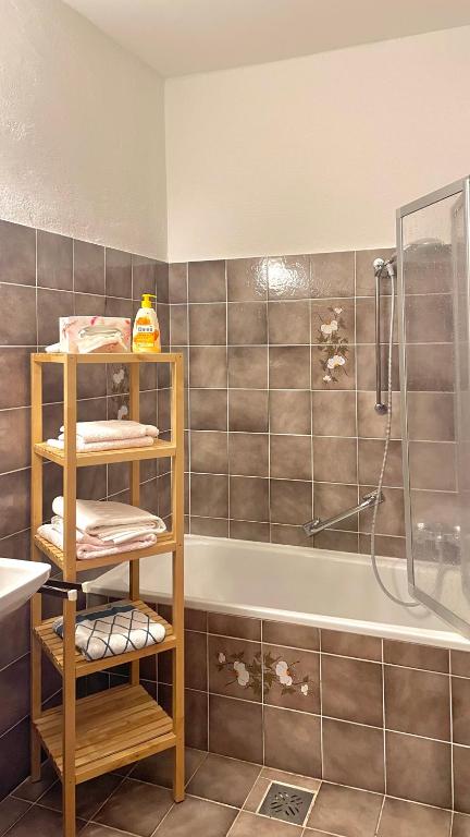 bagno con doccia e mensola con asciugamani di Ferienwohnung Mostecky a Ferlach