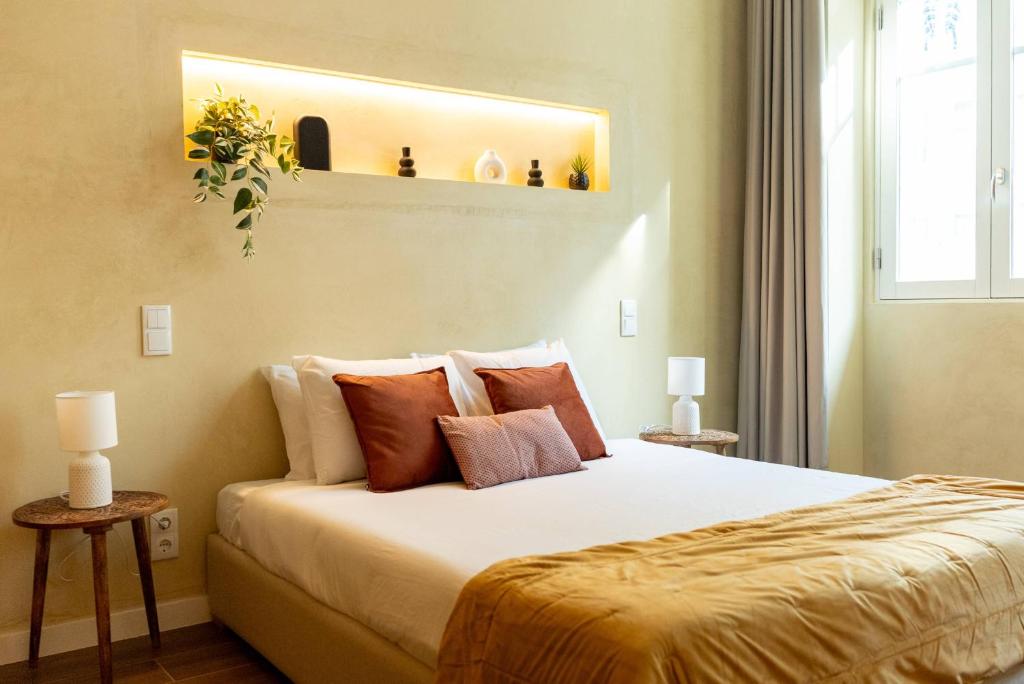 Postel nebo postele na pokoji v ubytování The Charm of Bolhão - Nairobi