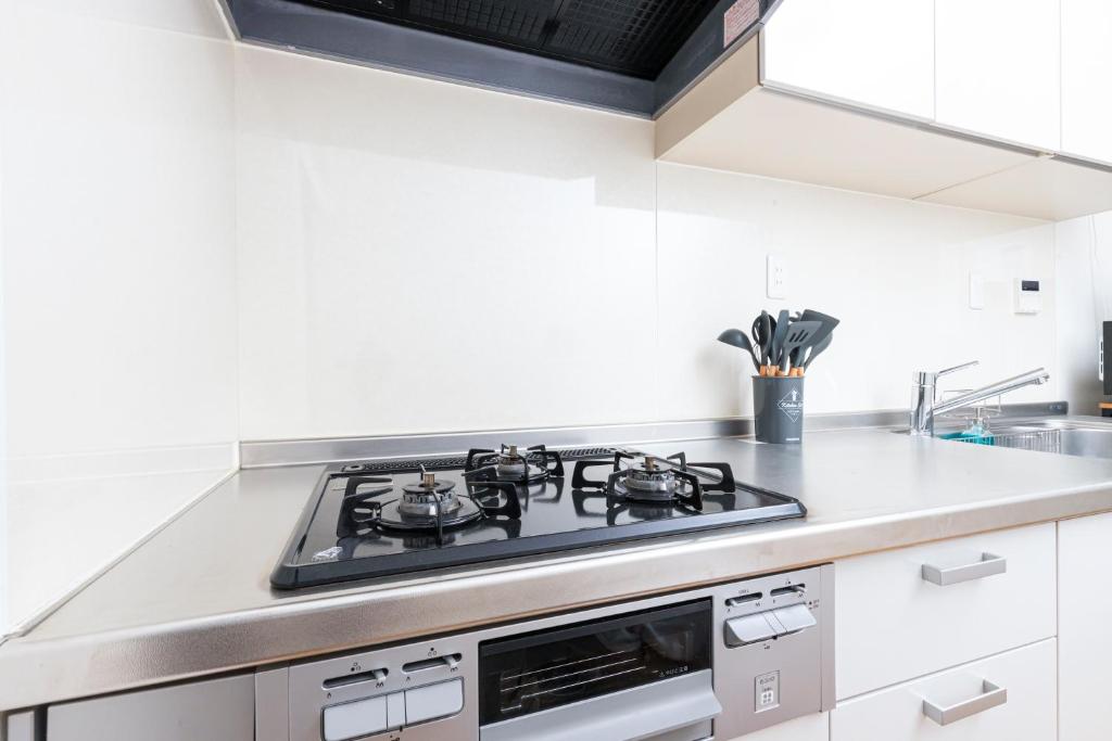 Zen Home AKABANEにあるキッチンまたは簡易キッチン