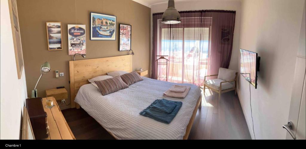 Postel nebo postele na pokoji v ubytování Appartement 2 chambres centre ville d Ajaccio avec magnifique vue mer