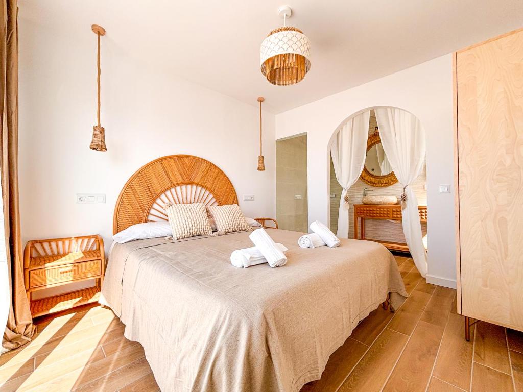 Postel nebo postele na pokoji v ubytování Chakra House Fuerteventura - Affordable Rooms in a Cozy Guesthouse