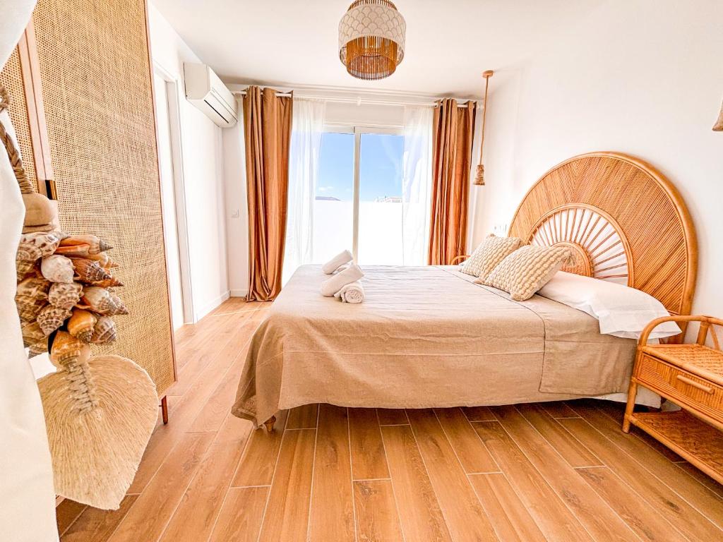 Postel nebo postele na pokoji v ubytování Chakra House Fuerteventura - Affordable Rooms in a Cozy Guesthouse