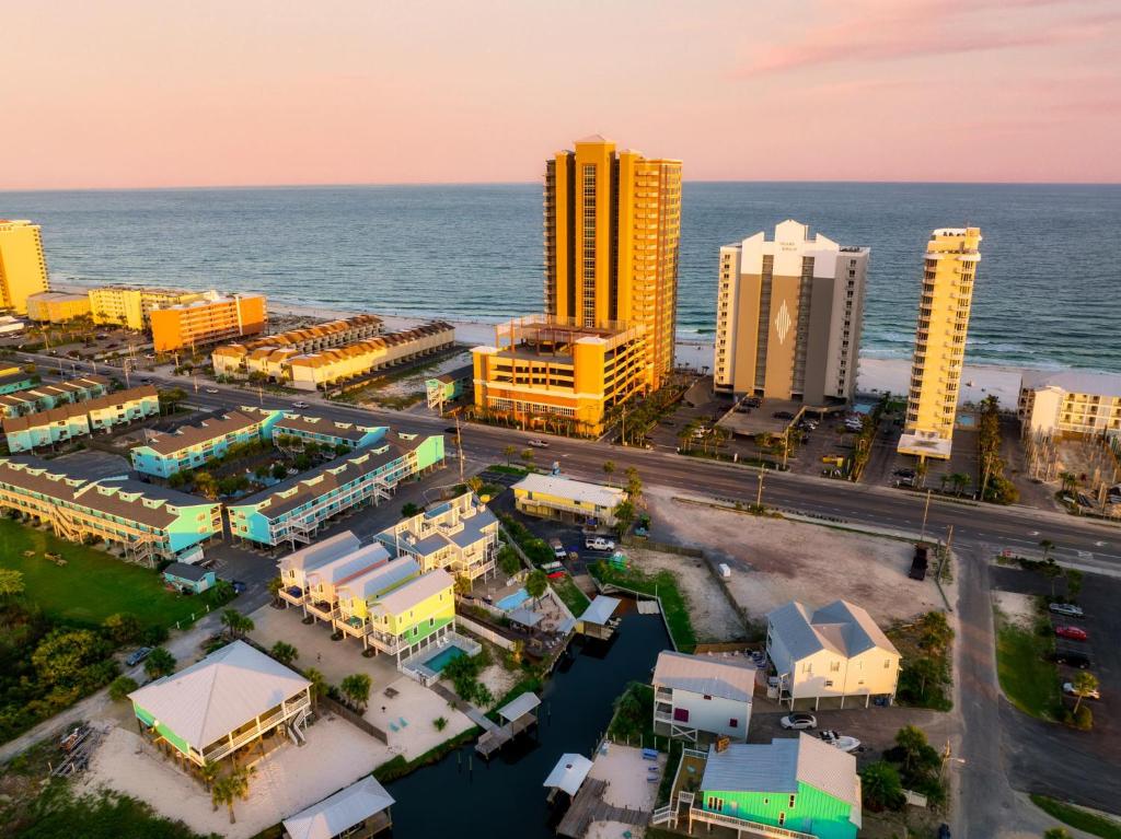 eine Luftansicht einer Stadt mit Meerblick in der Unterkunft Cozy Girls Summer Getaway! Bungalow w Private Beach! in Gulf Shores