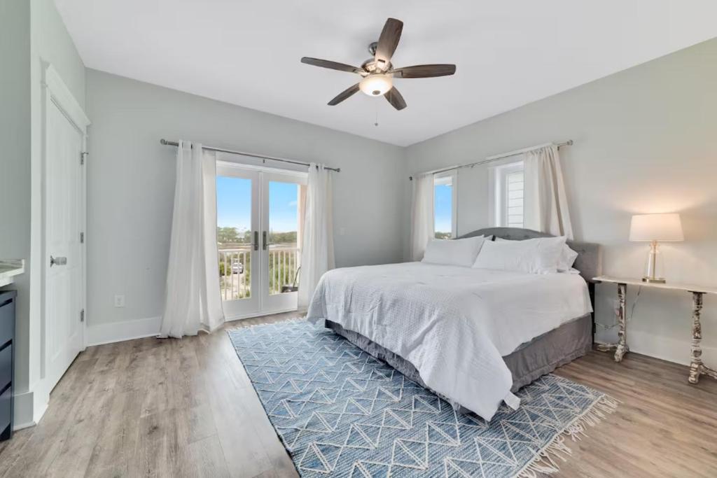 Ein Bett oder Betten in einem Zimmer der Unterkunft Cozy Girls Summer Getaway! Bungalow w Private Beach!