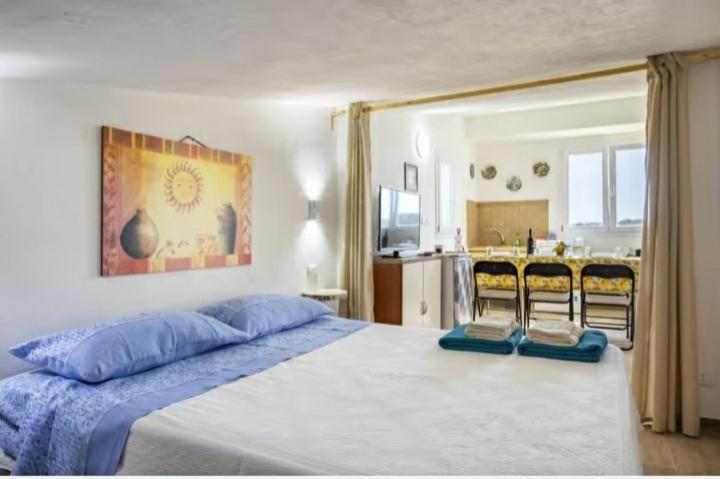 La Mansarda sul Verde في شاكا: غرفة نوم بسرير كبير وكرسيين