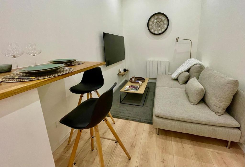 un salon avec un canapé et une table dans l'établissement La Chouette Blanche, hypercentre, à Dijon