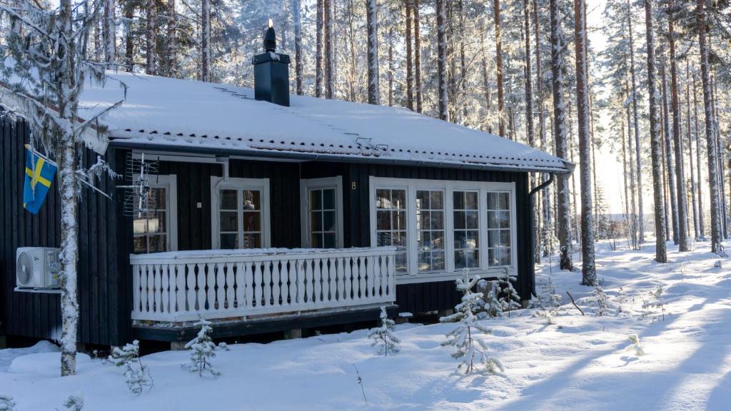 Sunshine Stuga Mörtsjön in de winter
