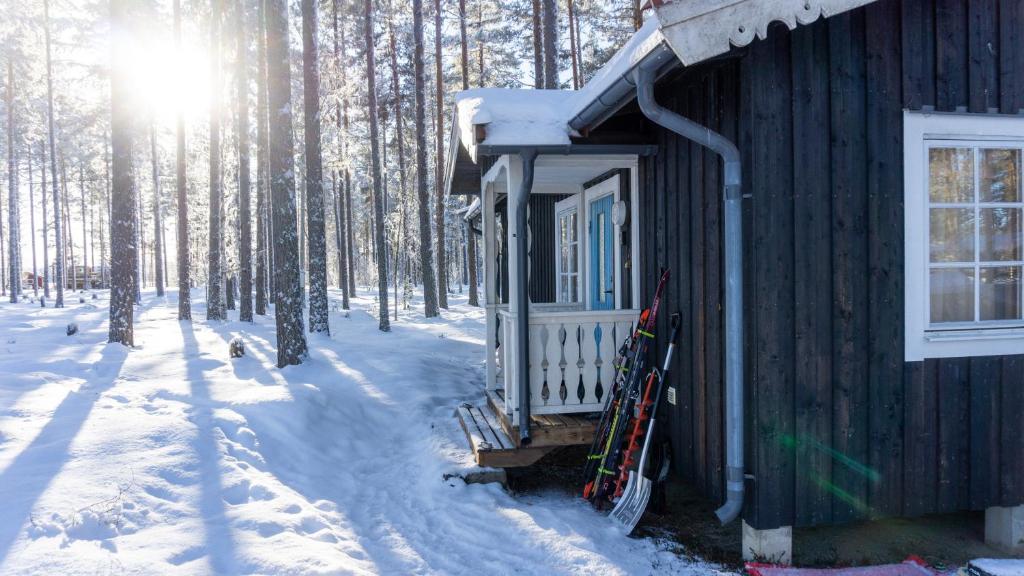 Sunshine Stuga Mörtsjön in de winter