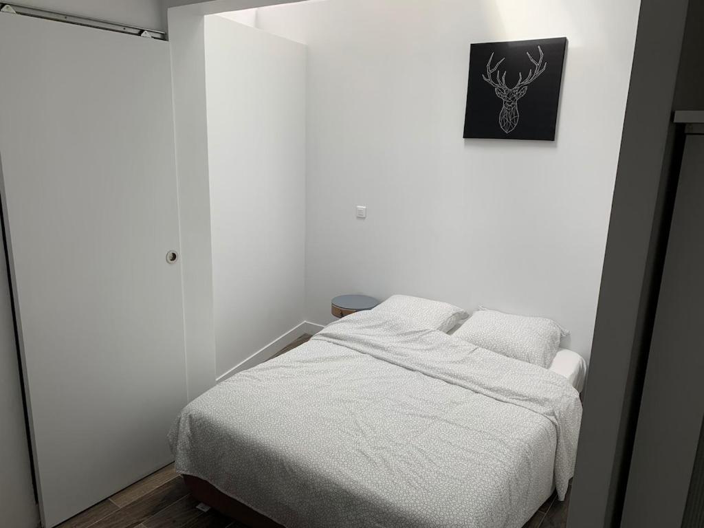 En eller flere senge i et værelse på Appartement idéale proche Paris