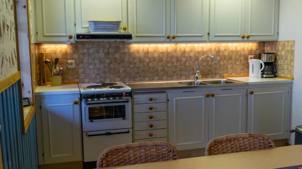 Een keuken of kitchenette bij Sunshine Stuga Mörtsjön