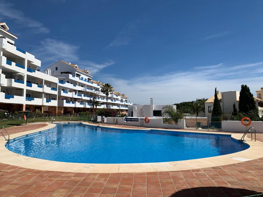 Bazén v ubytovaní Sea view apartment with great terrace and 4 pools - Duquesa Suites 308 alebo v jeho blízkosti