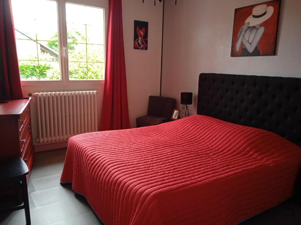 Photo de la galerie de l'établissement chambre d'hote avec jardin, à Allonnes