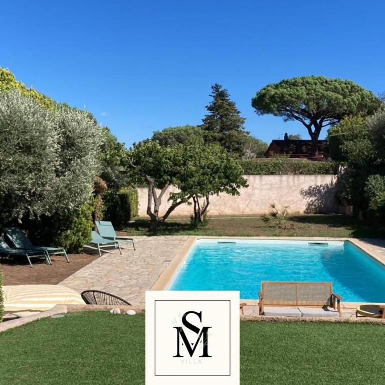 une photo d'une piscine dans une cour dans l'établissement Villa Sainte Maxime, à Sainte-Maxime