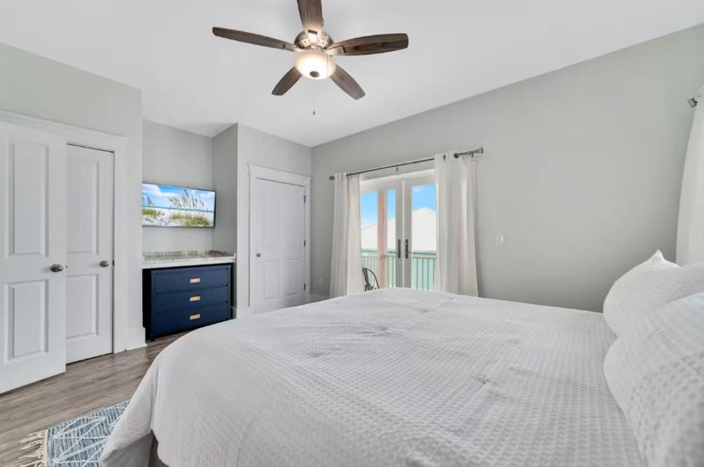Ein Bett oder Betten in einem Zimmer der Unterkunft Cozy Girls Summer Getaway! Bungalow w Private Beach!