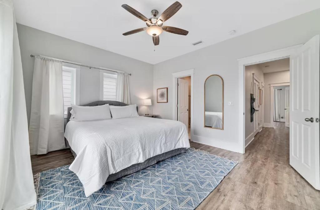 Ein Bett oder Betten in einem Zimmer der Unterkunft Cozy Girls Summer Getaway! Bungalow w Private Beach!