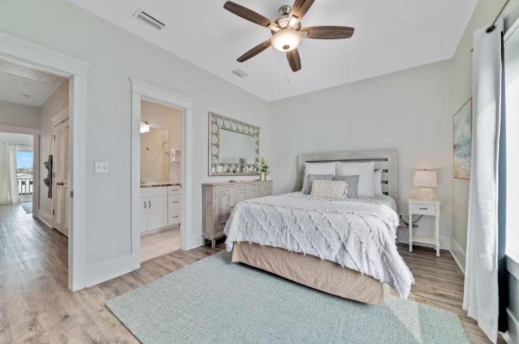Ein Bett oder Betten in einem Zimmer der Unterkunft Cozy Girls Summer Getaway! Bungalow w Private Beach!