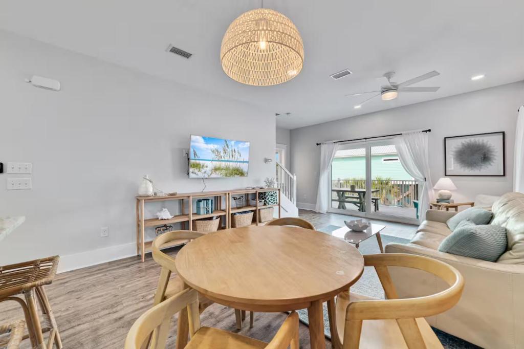 TV&#47;Unterhaltungsangebot in der Unterkunft Cozy Girls Summer Getaway! Bungalow w Private Beach!