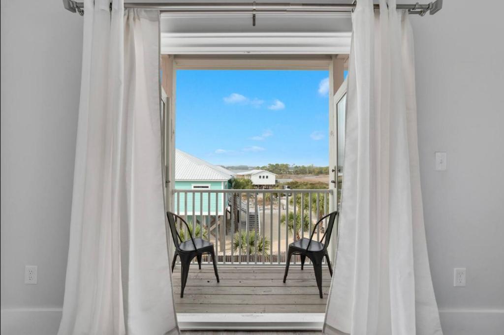 Ein Balkon oder eine Terrasse in der Unterkunft Cozy Girls Summer Getaway! Bungalow w Private Beach!