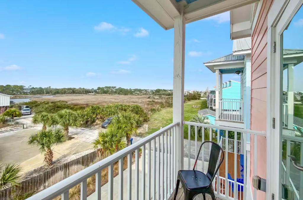 Ein Balkon oder eine Terrasse in der Unterkunft Cozy Girls Summer Getaway! Bungalow w Private Beach!