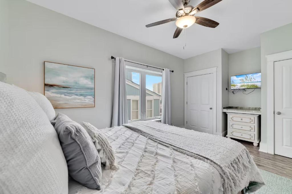 Ein Bett oder Betten in einem Zimmer der Unterkunft Cozy Girls Summer Getaway! Bungalow w Private Beach!