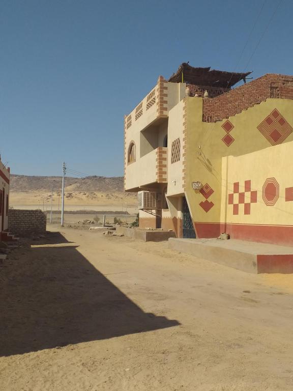 a building in the middle of the desert at Mourad morsy مراد in Najâ€˜ al MadÄbb