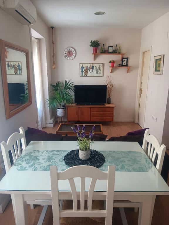 a table and chairs in a living room at Apartamento OGUM Cáceres in Cáceres