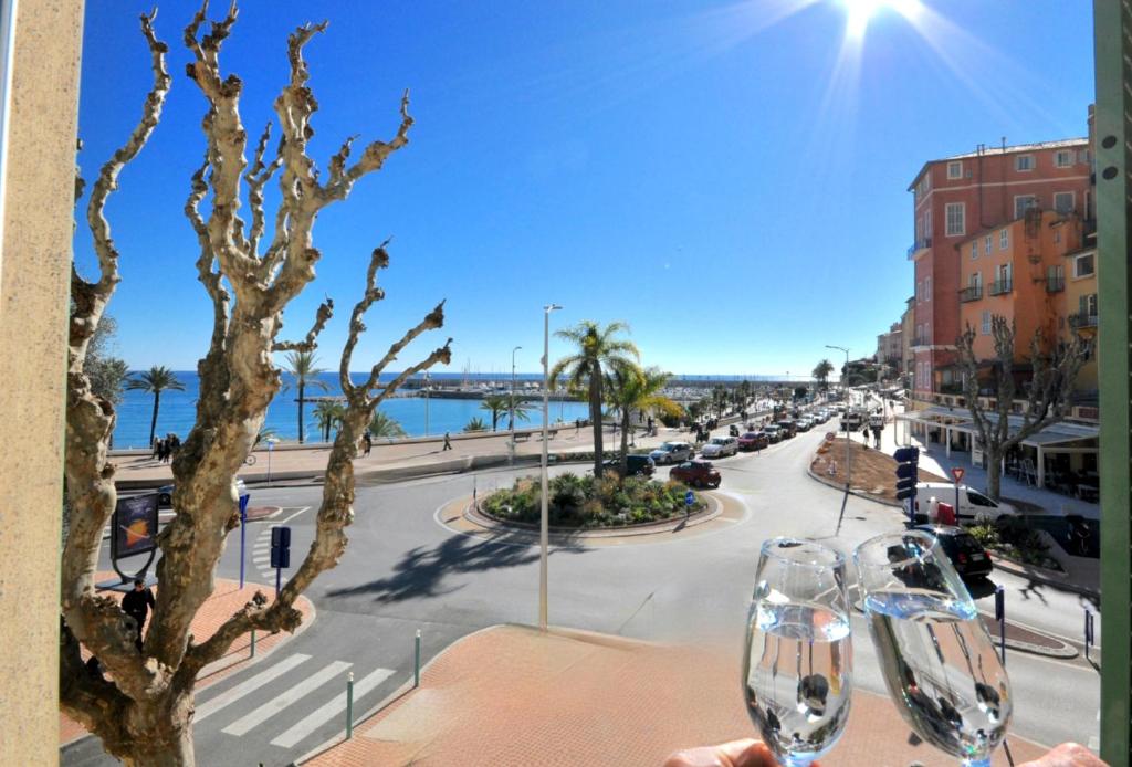 vista su una strada con due bicchieri di vino di MENTON # MONACO - F1 GP - 4 PERSONS - SEA VIEW - NEW - PARKING - CLIM - PREMIUM - BEACH and SUN a Mentone