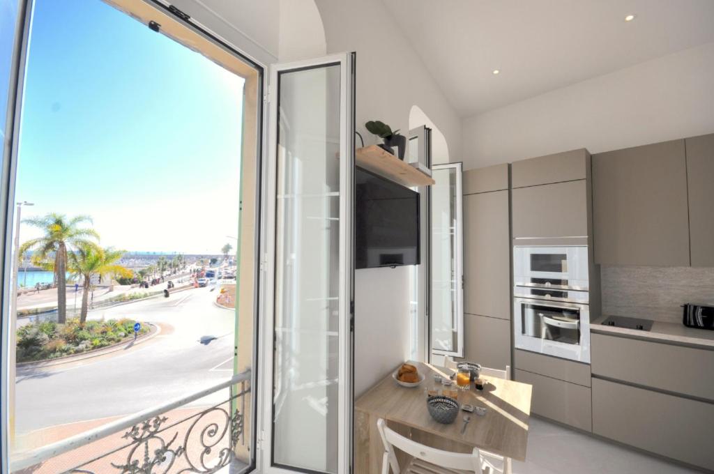 Cucina o angolo cottura di MENTON # MONACO - F1 GP - 4 PERSONS - SEA VIEW - NEW - PARKING - CLIM - PREMIUM - BEACH and SUN