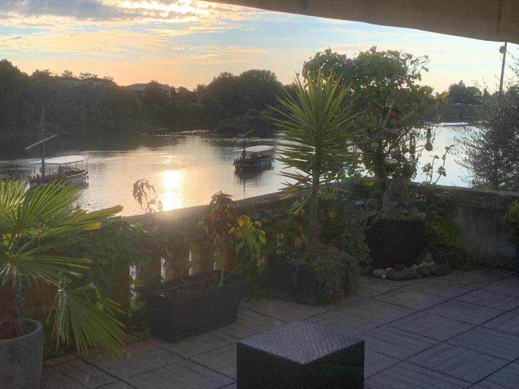 - une vue sur une rivière avec des bateaux dans l'établissement Les flots dorés, à Bergerac
