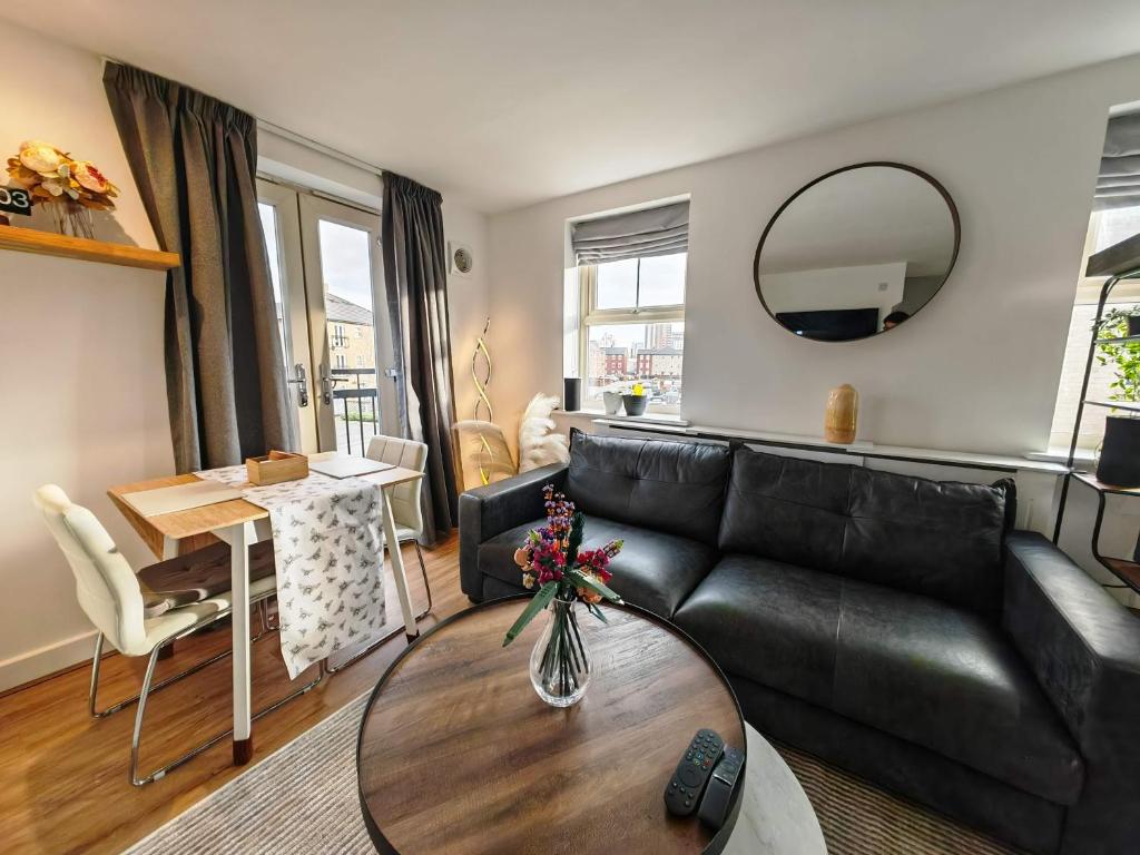 Khu vực ghế ngồi tại Riverside Retreat Leeds City Location Modern 2-Bed 2-Bath Townhouse & Free Parking