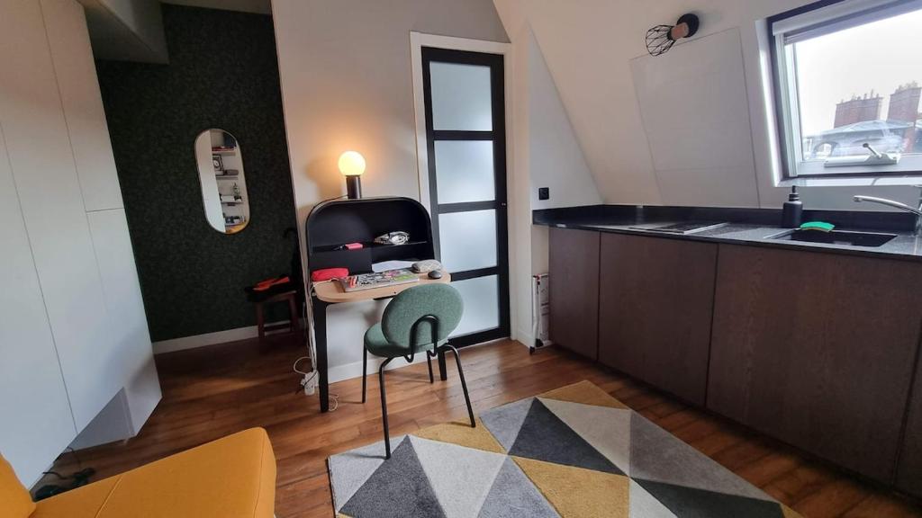 une cuisine avec une table et une chaise dans une pièce dans l'établissement Charming Aligre Bastille Neighborhood Studio, à Paris