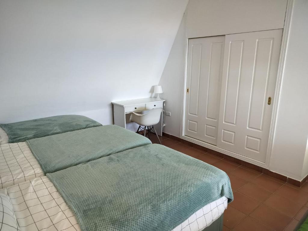 Postel nebo postele na pokoji v ubytování Bohemian Penthouse in Alcaidesa